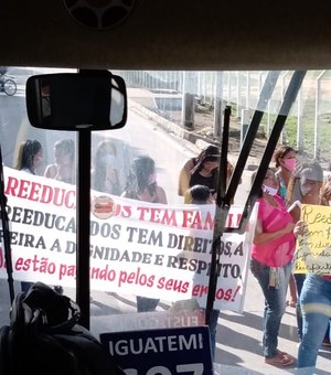 Familiares de reeducandos realizam protesto e bloqueiam via