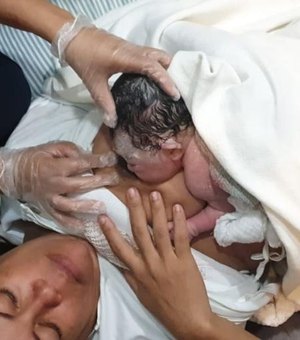 Sem saber de gravidez, mulher dá à luz em banheiro de restaurante