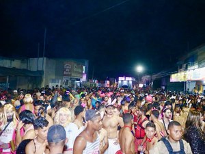 Bloco Pecinhas com Tchello Carvalho arrastou uma multidão pelas ruas de Palmeira dos Índios