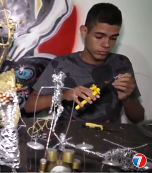 [Vídeo] Estudante e DJ arapiraquense usa arame para produzir obras de arte