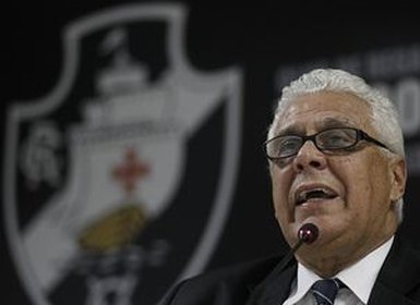 Vasco lança financiamento coletivo para a confecção de estátua de Roberto Dinamite em São Januário