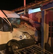Motorista de van perde o controle e atinge casa em Maceió