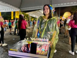 Estudante fatura R$ 6 mil vendendo capas de chuva e confeito no São João de Maceió