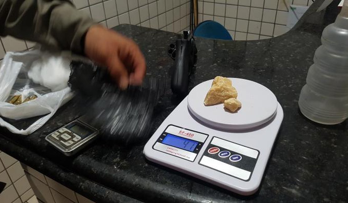 Jovem é preso por tráfico de drogas e posse de arma em Campo Alegre