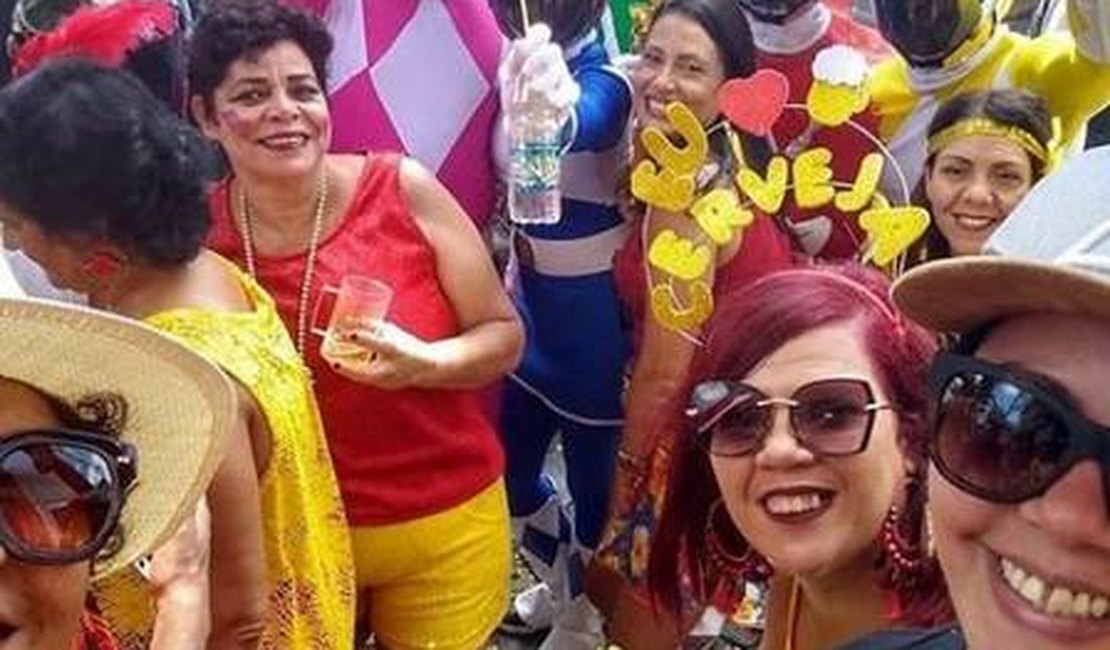 Fátima Bernardes e Túlio Gadêlha curtem bloco de carnaval disfarçados em Pernambuco