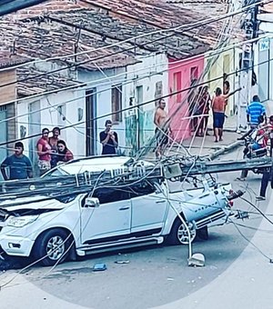 Acidente envolvendo carro deixa bairro de Arapiraca sem energia