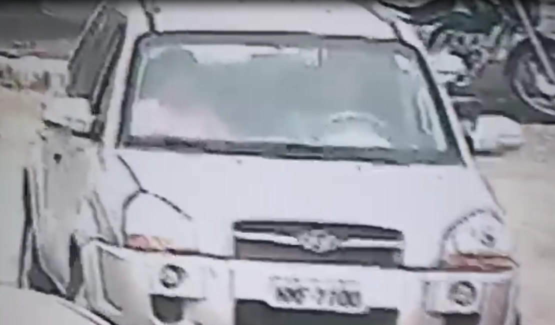 [Vídeo] Carro de luxo usado em assalto a bar é apreendido pela polícia