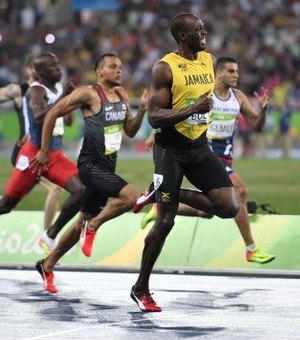 Bolt dispara e é tricampeão nos 200m