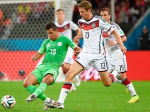 Alemanha sofre diante da Argélia, mas Schürrle e Özil garantem vaga