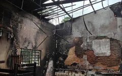 Incêndio destruiu parte da Casa de Ranquines de Penedo, no sábado (4)
