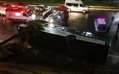  Ônibus cai de ribanceira em Salvador e deixa 27 feridos