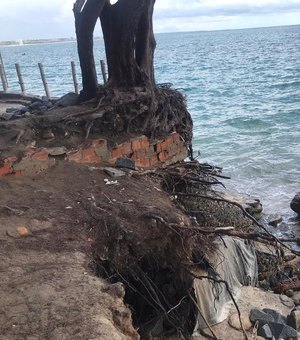 Mar avança e destrói parte da ciclovia e barreira de contenção na Ponta Verde