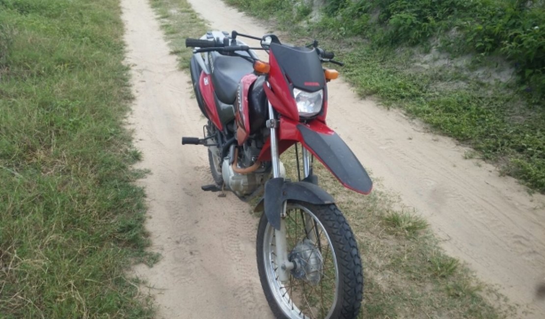 Polícia Militar encontra moto roubada na zona rural de Lagoa da Canoa