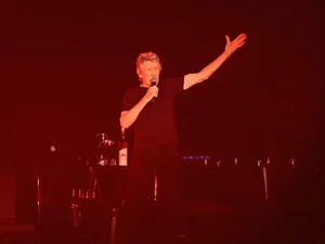 Roger Waters emociona gerações de fãs com show grandioso em Brasília