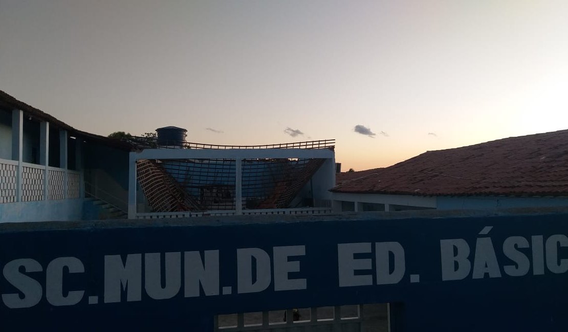 [Vídeo] Telhado de escola municipal em Belo Monte desaba