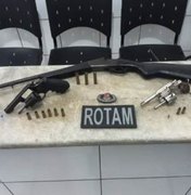 Armas de fogo são apreendidas durante patrulhamento em grota de Maceió 