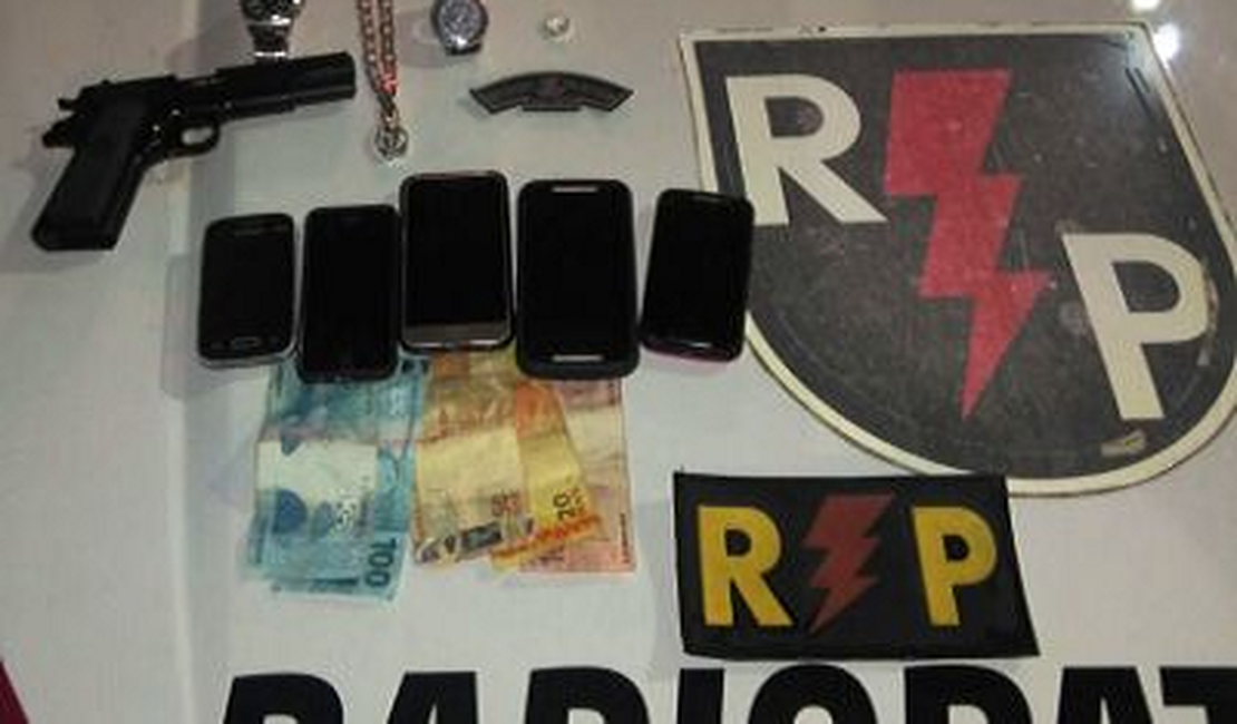 Trio acusado de assalto é detido com simulacro de arma de fogo e cinco celulares