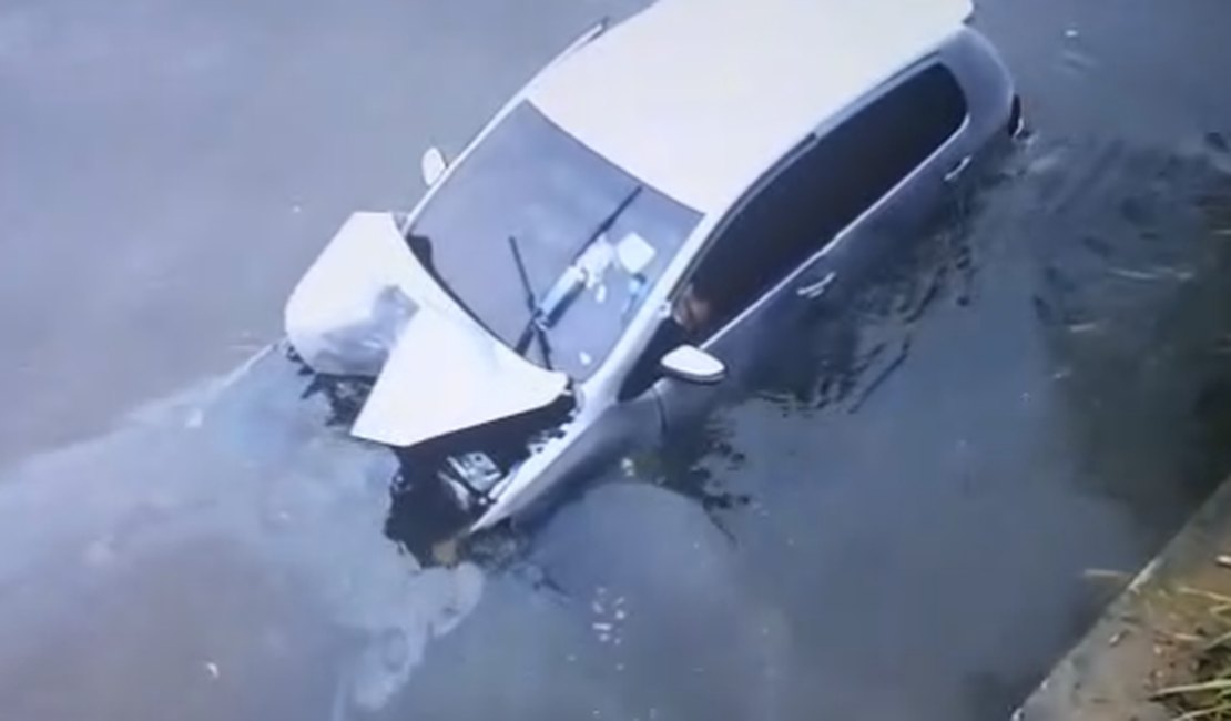 Chuvas: carro perde o controle e cai da Ponte da Sereia