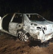 [Vídeo] Taxista é assaltado durante corrida e tem veículo carbonizado em Arapiraca