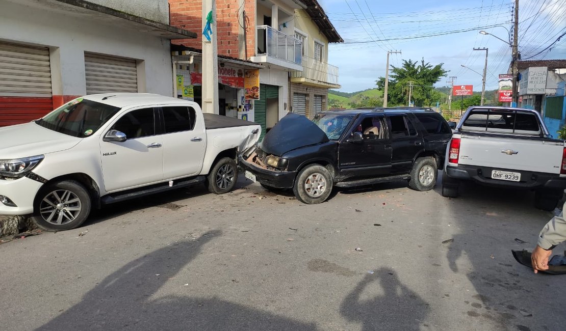 [Vídeo] Colisão entre três veículos deixa homem ferido no Passo de Camaragibe