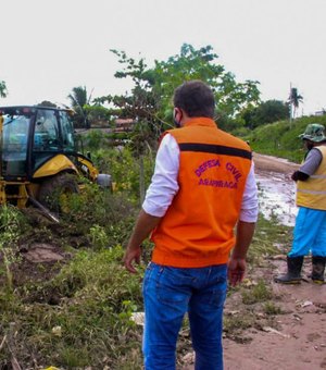Defesa Civil e Infraestrutura limpam córregos para minimizar transtornos causados pela chuva