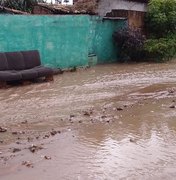 Moradores tiveram casas invadidas pela água em bairro de Arapiraca 