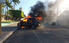 Veículo pegou fogo no Centro da cidade