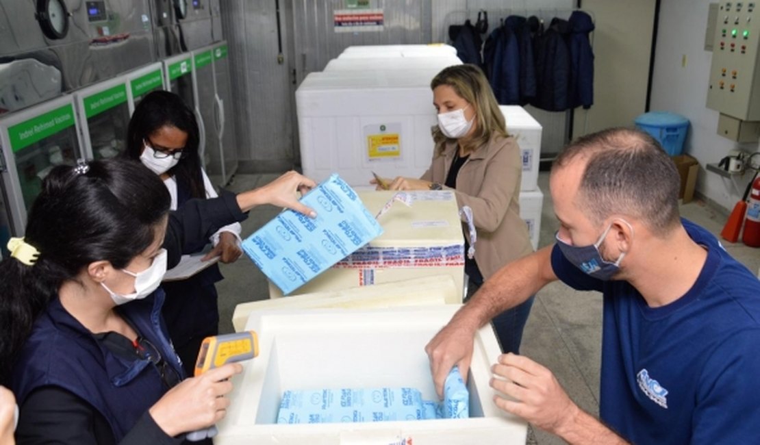 Alagoas recebe 100.950 doses de vacinas contra Covid-19