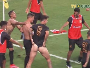 Fio-dental? Jogador do Brasiliense sobe calção em comemoração