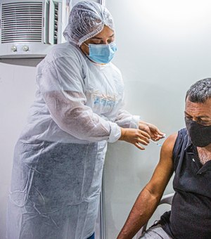 Mais da metade dos adultos de Arapiraca já recebeu pelo menos uma dose da vacina