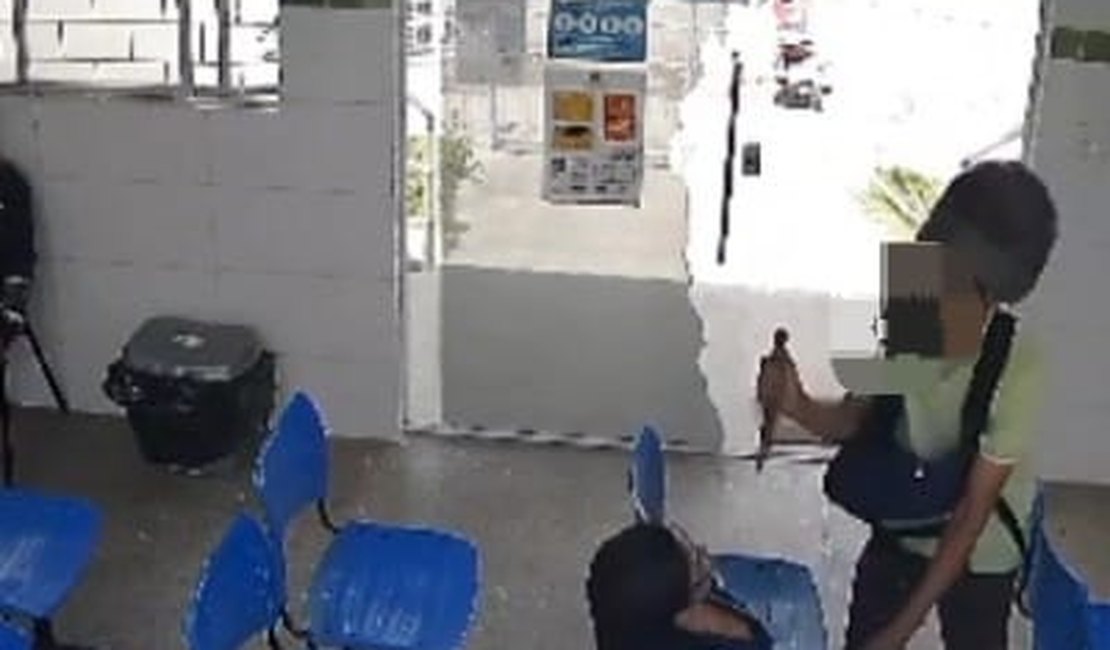 [Vídeo] Homem assalta funcionária com faca dentro de posto de saúde em Arapiraca