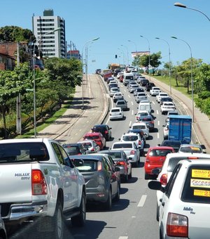Acidente provoca congestionamento na Avenida Márcio Canuto, em Maceió