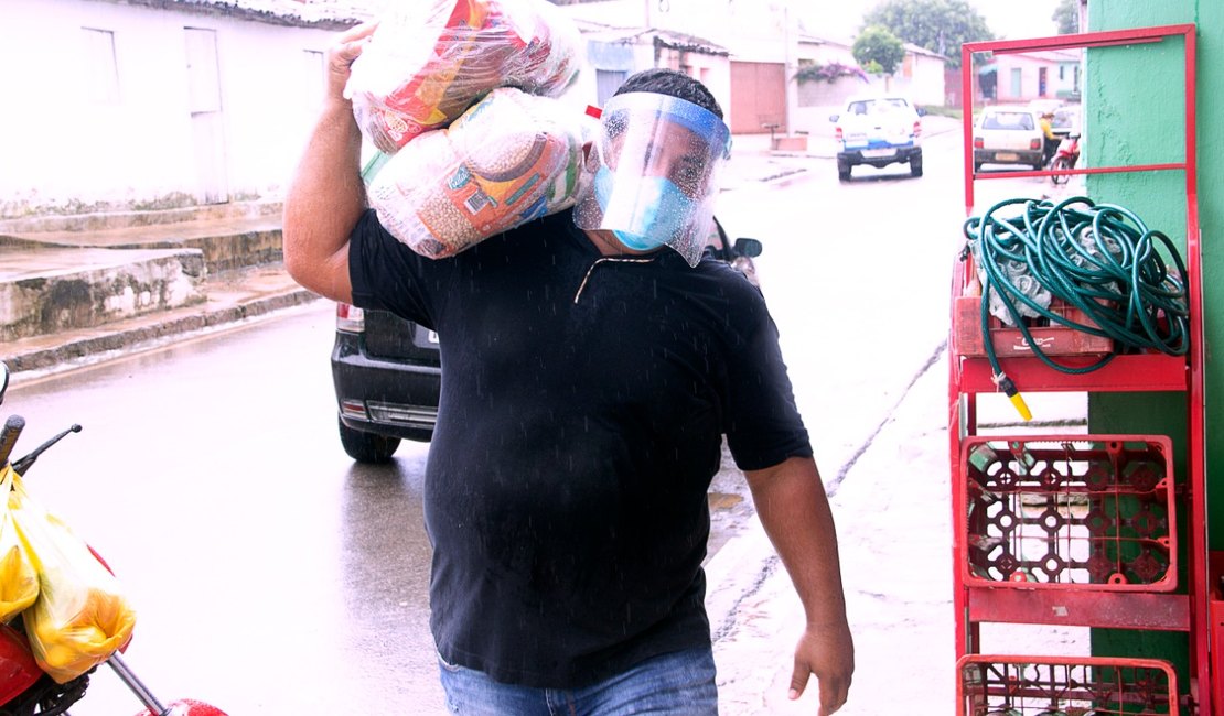 Prefeitura de Lagoa da Canoa distribui cestas básicas para população