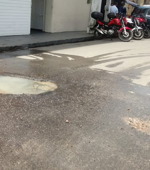 Cano estourado faz buracos na rua em frente a colégio do Jacintinho