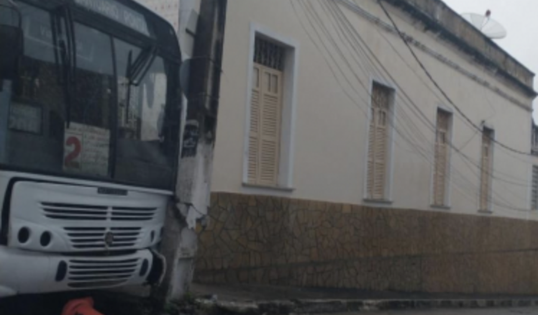 Ônibus apresenta falha mecânica e colide contra poste no Centro Histórico de Penedo