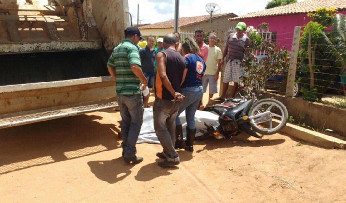 Motociclista colide com caminhão de lixo e morre após retornar de velório