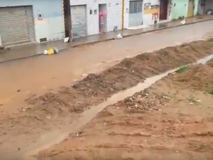 Moradores de Arapiraca gravam vídeo para denunciar situação de rua após chuva