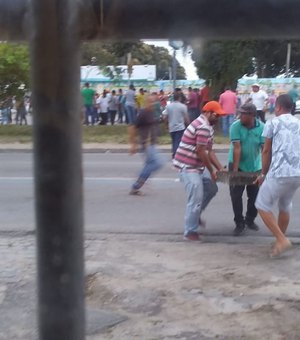 Taxistas e mototaxistas protestam contra apreensão de veículo em Maceió