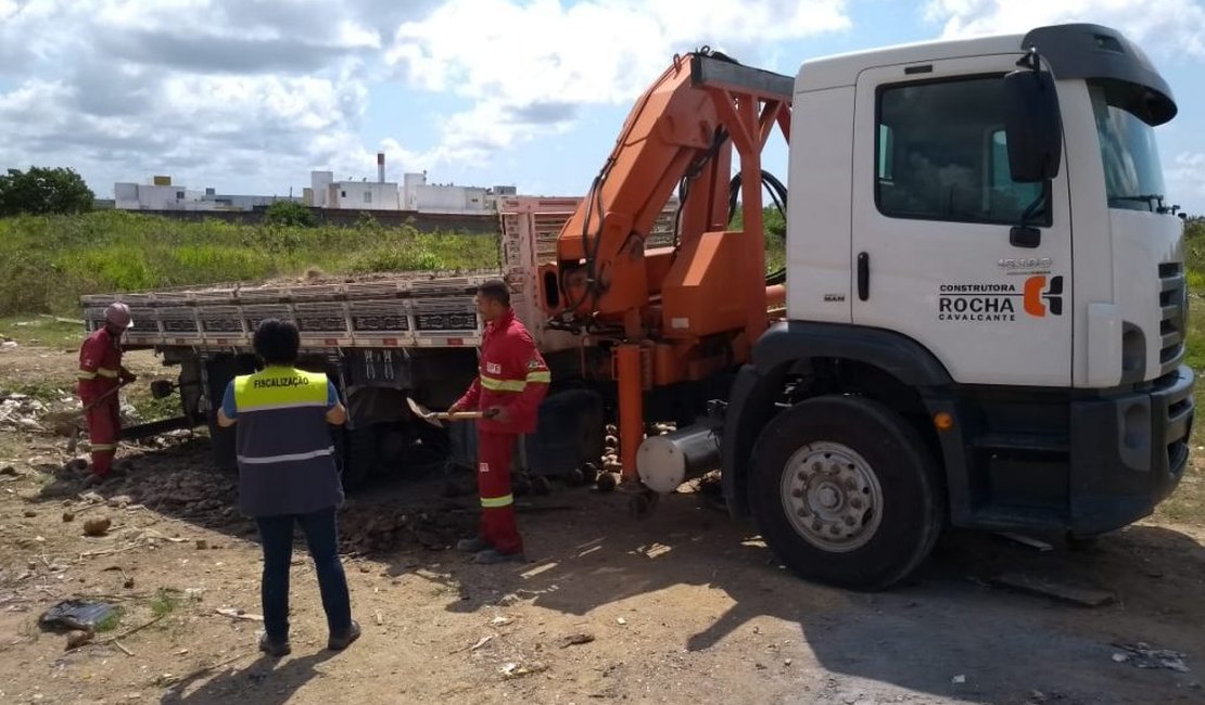 Caminhão é flagrado descartando ilegalmente material em terreno 