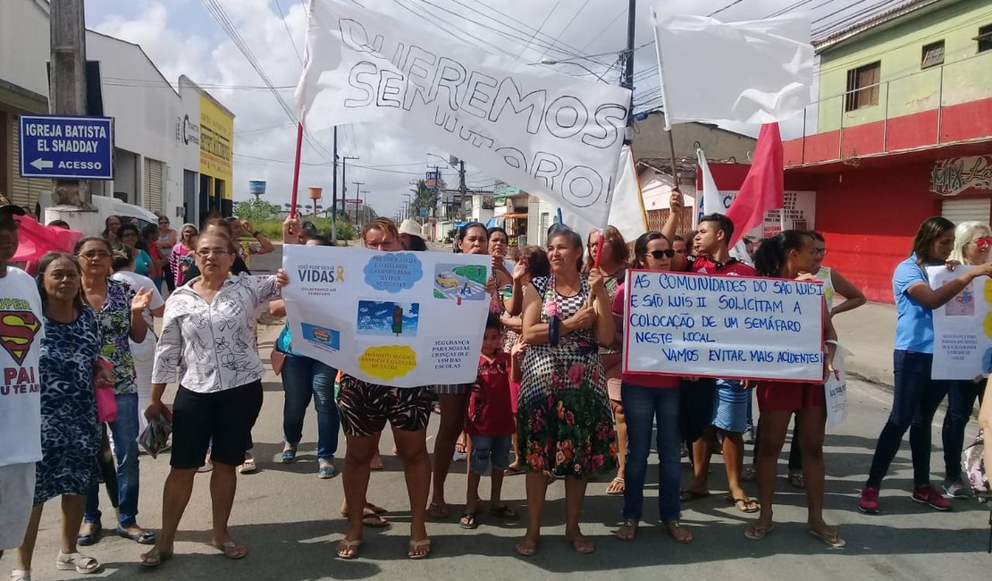 [Vídeo] Moradores fazem protesto pedindo semáforo em bairro de Arapiraca