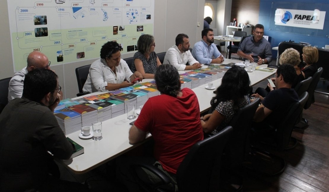 Governo destina R$ 200 mil para combate ao derramamento de óleo no litoral