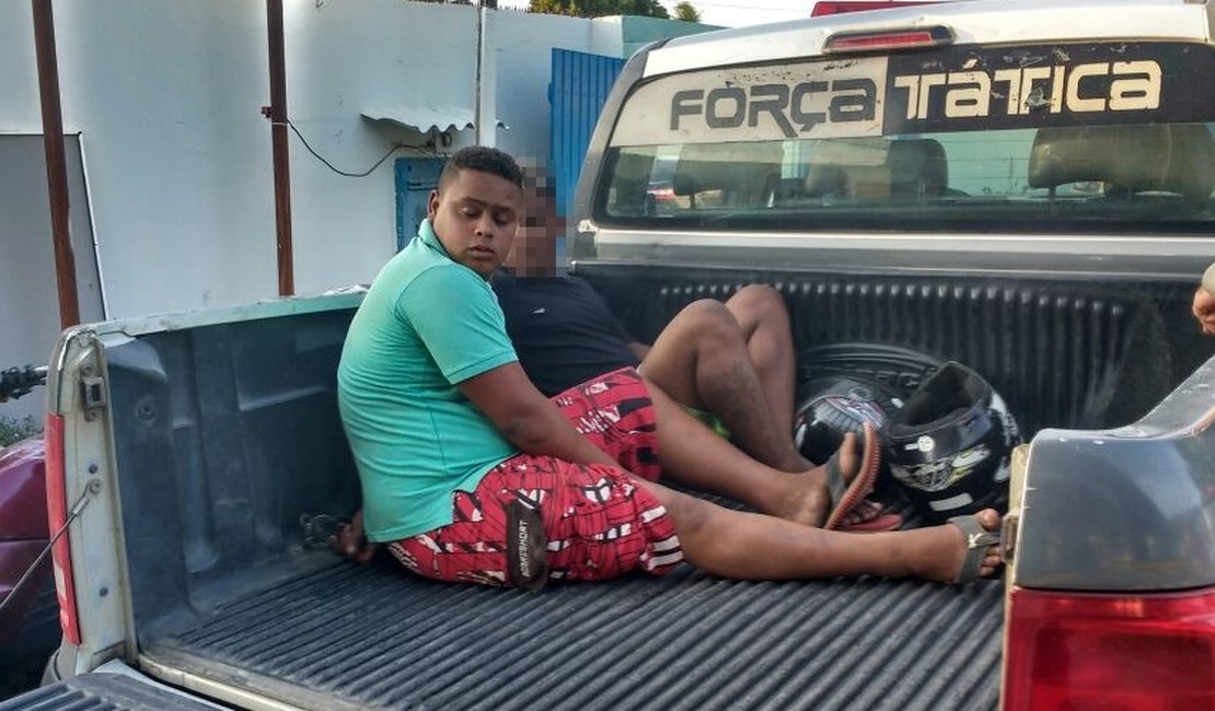Jovem é preso e adolescente apreendido com simulacro de arma de fogo no Agreste