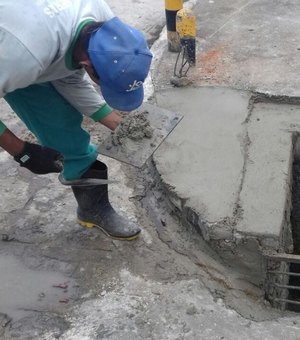 Prefeitura executa serviços de desobstrução de esgoto em Arapiraca