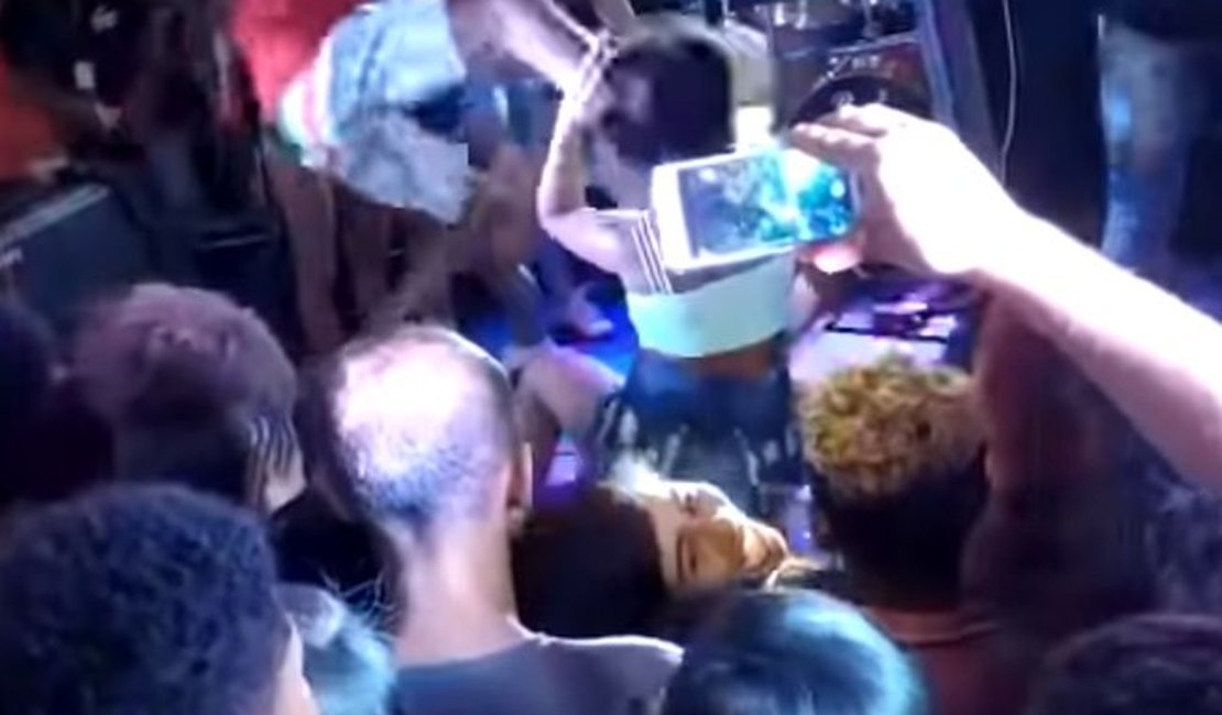 Homem chuta mulher no rosto enquanto ela dançava no palco em show na BA