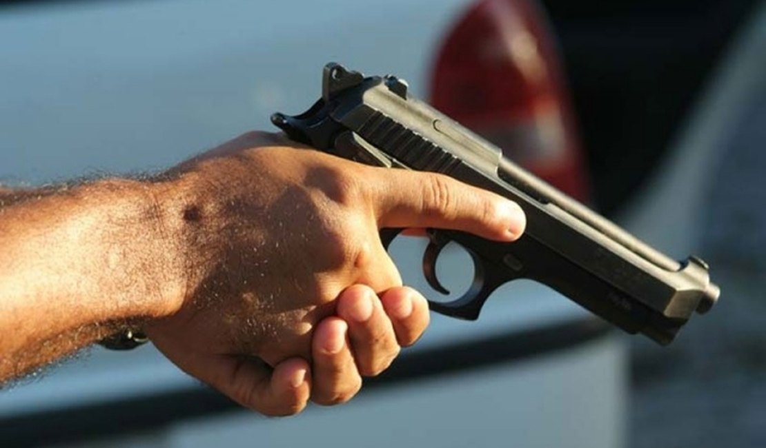 Criminoso é baleado durante troca de tiros com a polícia na capital