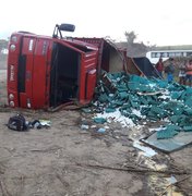 Caminhão carregado com ovos tomba e perde mercadoria em São José da Laje