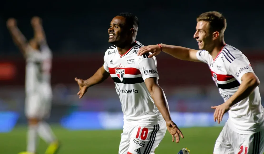 Calleri perde pênalti, mas São Paulo conquista vantagem ante o Ceará no Morumbi com golaço de Nikão