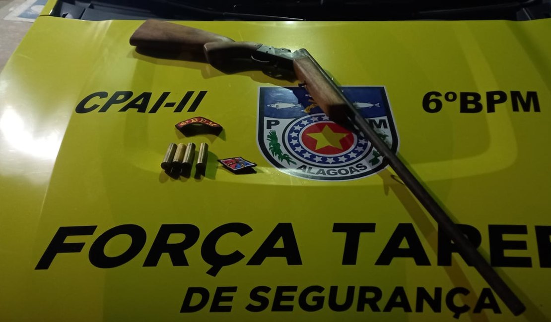 Polícia apreende arma de homem que atirava em via pública em Porto Calvo