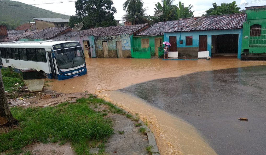 [Vídeo] Chuvas provocam alagamentos no município de Jacuípe na tarde deste sábado (17)