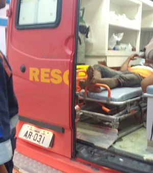 Motorista sofre mal súbito e colide contra poste na Av. Menino Marcelo